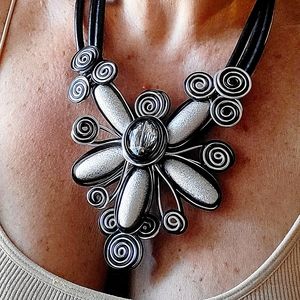 NECKLACE Gorgeous Statement Peice